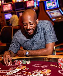 Tampilan meja Sic Bo dengan tiga dadu dan opsi taruhan lengkap